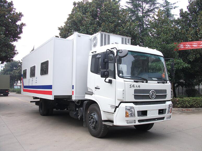 宿營(yíng)車(chē)