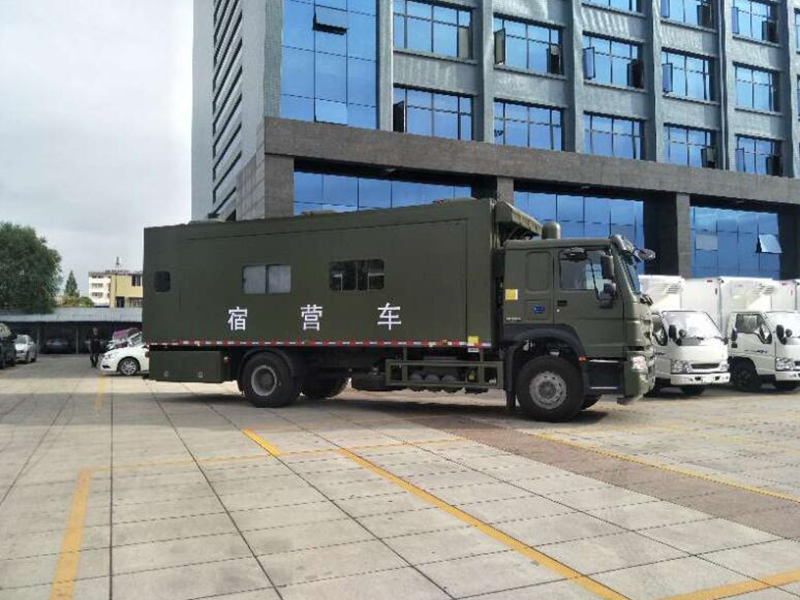 宿營(yíng)車(chē)